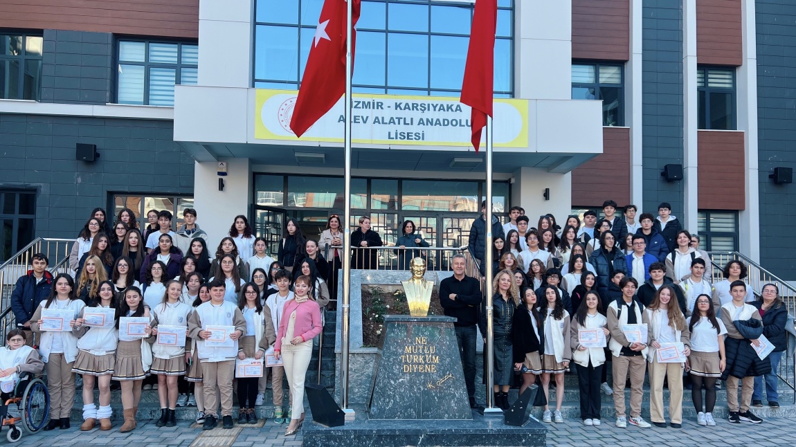 Alev Alatlı Anadolu Lisesi ilk karnelerini verdi. Öğrencilerimizi başarılarından dolayı tebrik eder hak ettikleri güzel bir tatil dileriz.