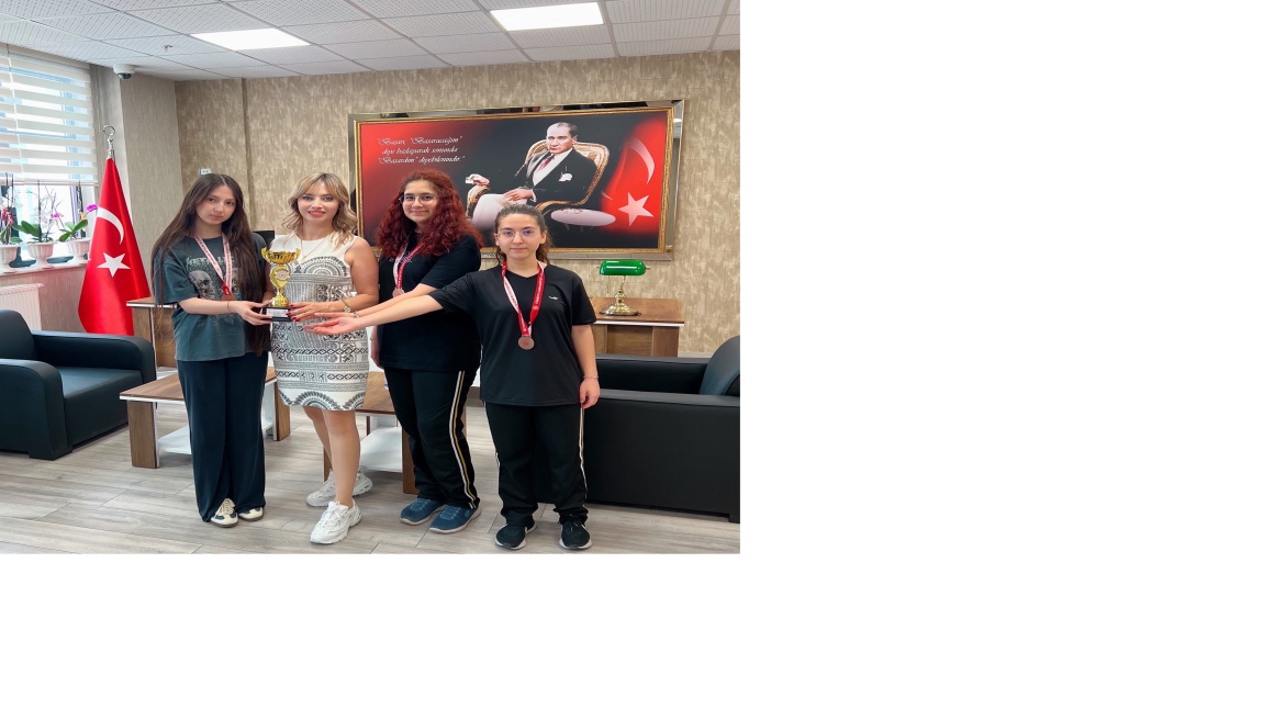 Alev Alatlı Anadolu Lisesi ilk kupasını aldı 
